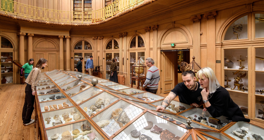 Een zaal in het Teylers Museum