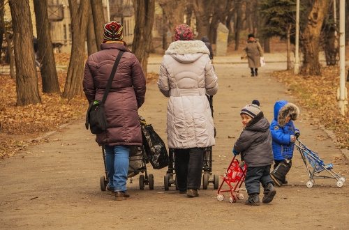 Moeders met kindjes buggy's