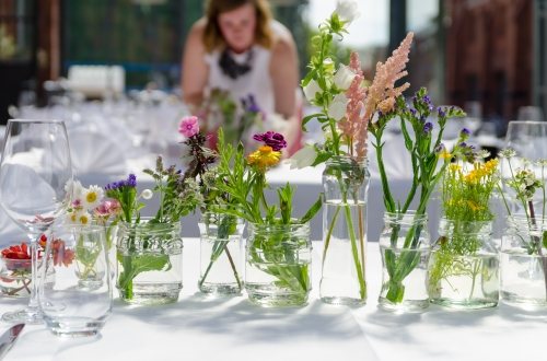 Gedekte tafel met verschillende bloemen