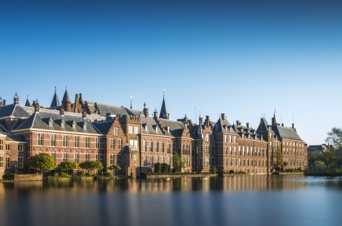 De hofvijver in Den Haag met daarachter de parlementsgebouwen