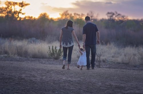 Ouders met kind in avondzon