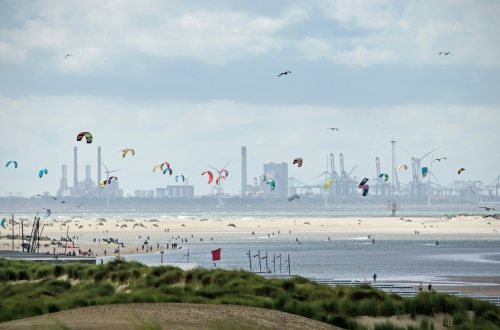 Uitzicht vanaf het strand van Den Haag op de Maasvlakte