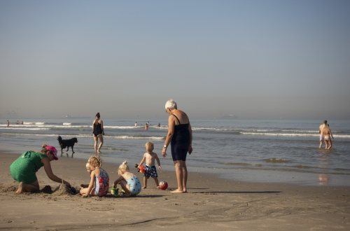 Een gezin vermaakt zich aan het strand van Hoek van Holland