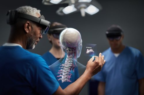 Augmented reality (een Hololens) projecteert het menselijk lichaam op een skelet.
