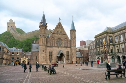 Nep echt - Het Binnenhof met de Chinese muur