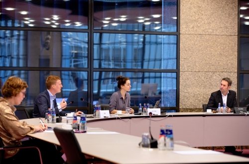 Medewerken van het Rathenau Instituut presenteren het rapport in de Tweede Kamer