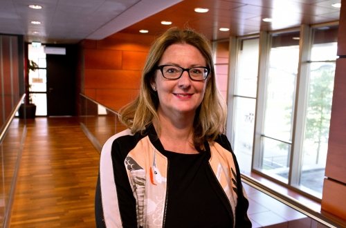 Directeur Melanie Peters in het kantoor van het Rathenau Instituut