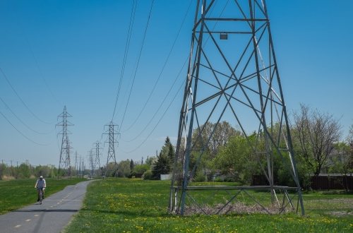 Energiemasten door het landschap