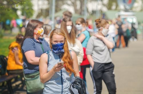 Mensen met mondkapjes op in het park