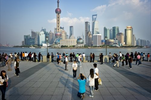 Toeristen poseren voorde  skyline van Shanghai