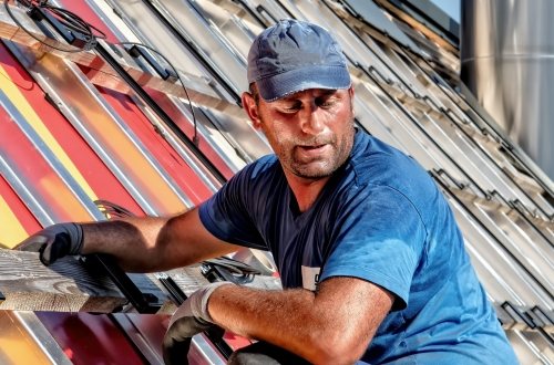 Een dak wordt klaargemaakt voor zonnepanelen