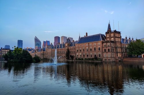 Foto van het Binnenhof en de Hofvijver vanaf het Buitenhof