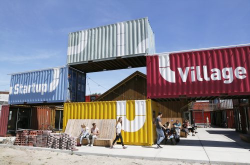 Foto van de Startup Village in Amsterdam, zeecontainers in verschillende kleuren