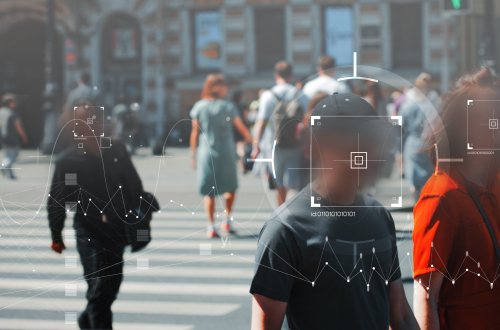 Een camera herkent door middel van AI gezichten op straat