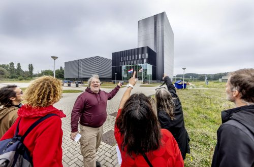 Bezoekers worden rondgeleid bij een datacentrum op het Amsterdamse sciencepark