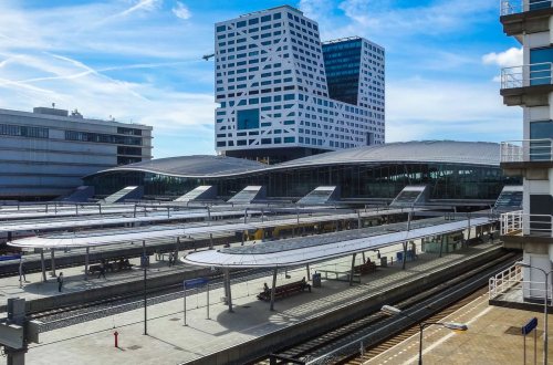 Station Utrecht Centraal met op de achtergrond het stadskantoor