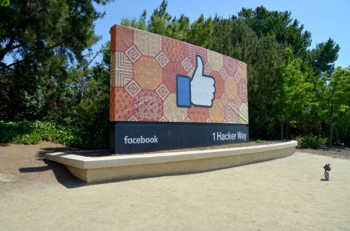 De likeknop van Facebook staat prominent afgebeeld op het bord van Facebook