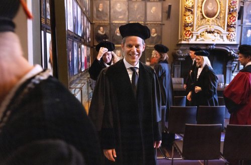 Laurens Hessels tussen andere hoogleraren in het academiegebouw van de Universiteit Leiden