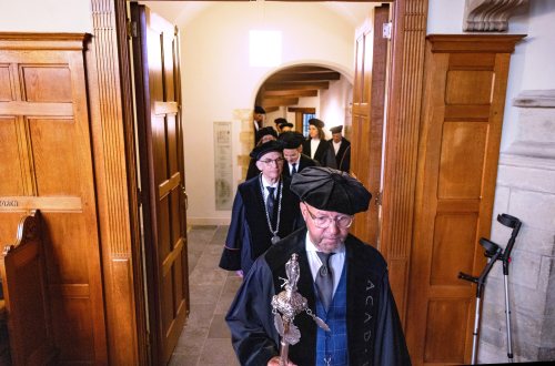 Leidse hoogleraren lopen in toga naar het academiegebouw