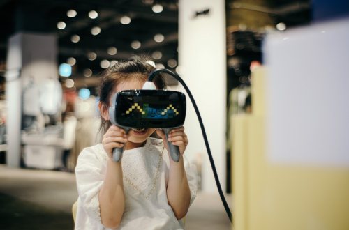 Een meisje met een VR bril