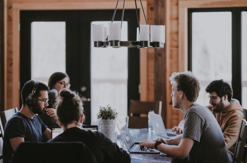 Een diverse groep mensen vergadert aan tafel