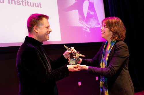 Bart Wernaart krijgt de Melanie Petersprijs uit handen van juryvoorzitter Daan Rovers