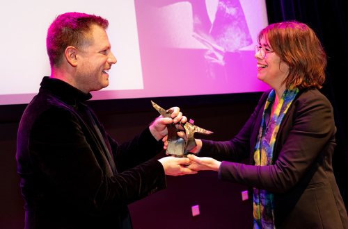 Daan Rovers overhandigt de Melanie Petersprijs aan Bart Wernaart