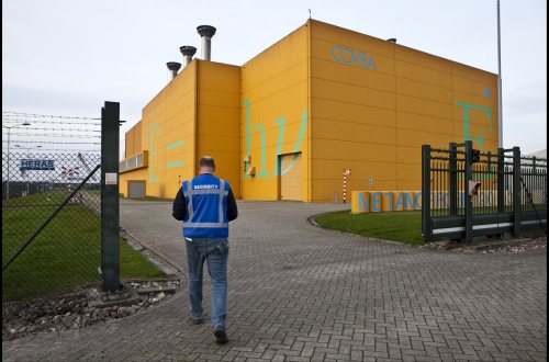 Een medewerker loopt naar het gebouw waar COVRA radioactief afval opslaat