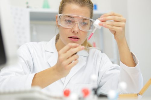 Een onderzoeker in het lab