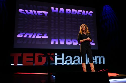 Mariëtte van Huijstee tijdens de TEDtalk in Haarlem