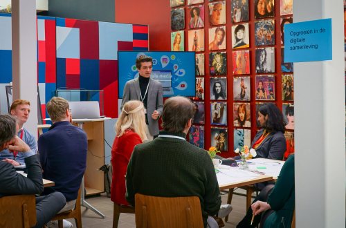 Deelnemers gaan in gesprek over opgroeien in de digitale samenleving