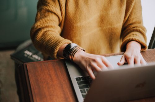 Iemand werkt op de laptop