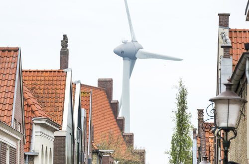 Een windmolen gezien vanuit het oude centrum van Medemblik.