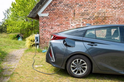Een elektrische auto aan de thuislader