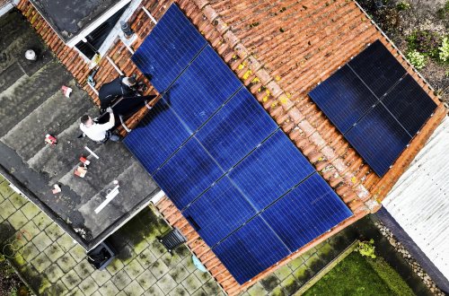 Zonnepanelen op een dak