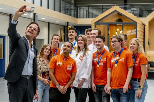 Premier Rutte met studenten van ROC Mondriaan (foto: Robin Utrecht/ANP)