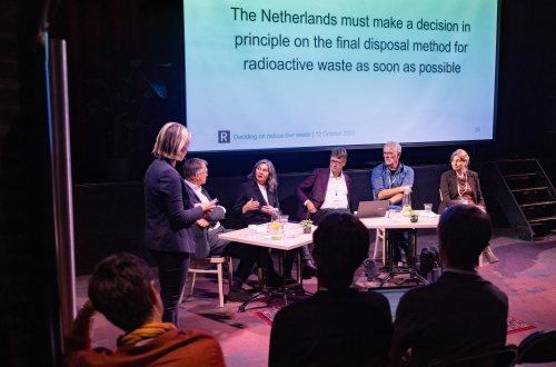 Een panel van wetenschappers, beleidsmakers en maatschappelijke organisaties bespreekt hoe Nederland zou kunnen besluiten over de eindberging van zijn radioactief afval.