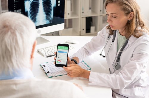 Een dokter laat data zien op een app