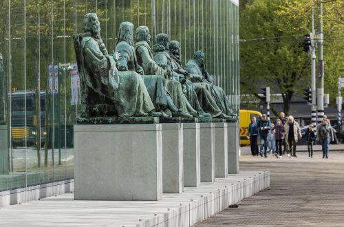 Beelden van vooraanstaande juristen voor het gebouw van de Hoge Raad in Den Haag.