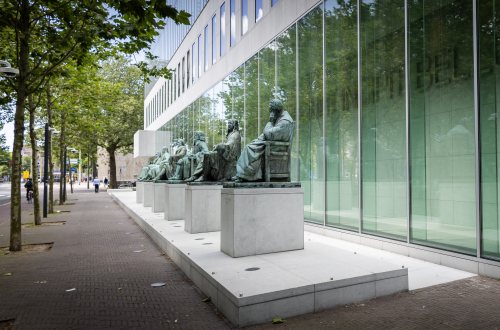 De beeldengroep aan de voorkant van het gebouw van de Hoge Raad in Den Haag.
