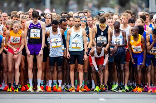 Deelnemers aan de City-Pier-City-loop staan klaar voor de start.