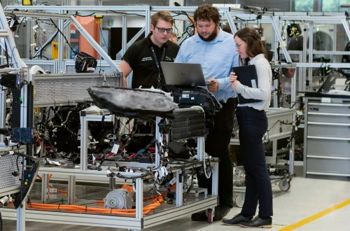 Personen in fabriek