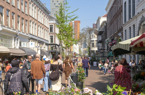 Winkelende mensen op de Oude Binnenweg in het centrum van Rotterdam