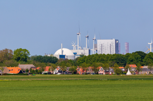 De kerncentrale van Borselle met het dorp op de voorgrond