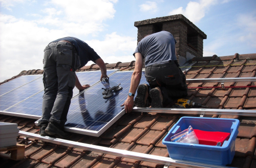 Aanleg  van zonnepanelen op een dak