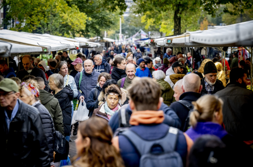 Winkelend publiek op de markt in Rotterdam