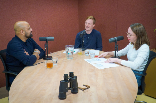 Opname van de podcast Verrekijkers met aan tafel hosts Simone en Djurre en gast Haroon Sheikh