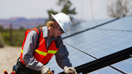 Zonnepanelen man plaatsen