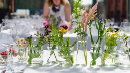 Gedekte tafel met verschillende bloemen