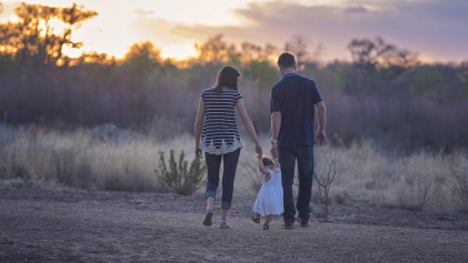Ouders met kind in avondzon